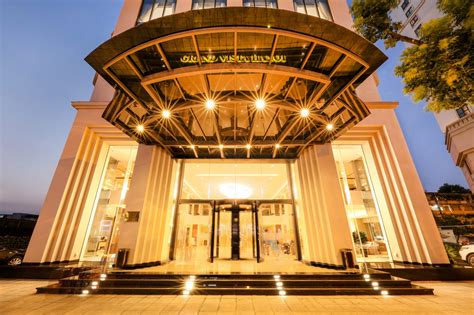 GRAND VISTA HOTEL .